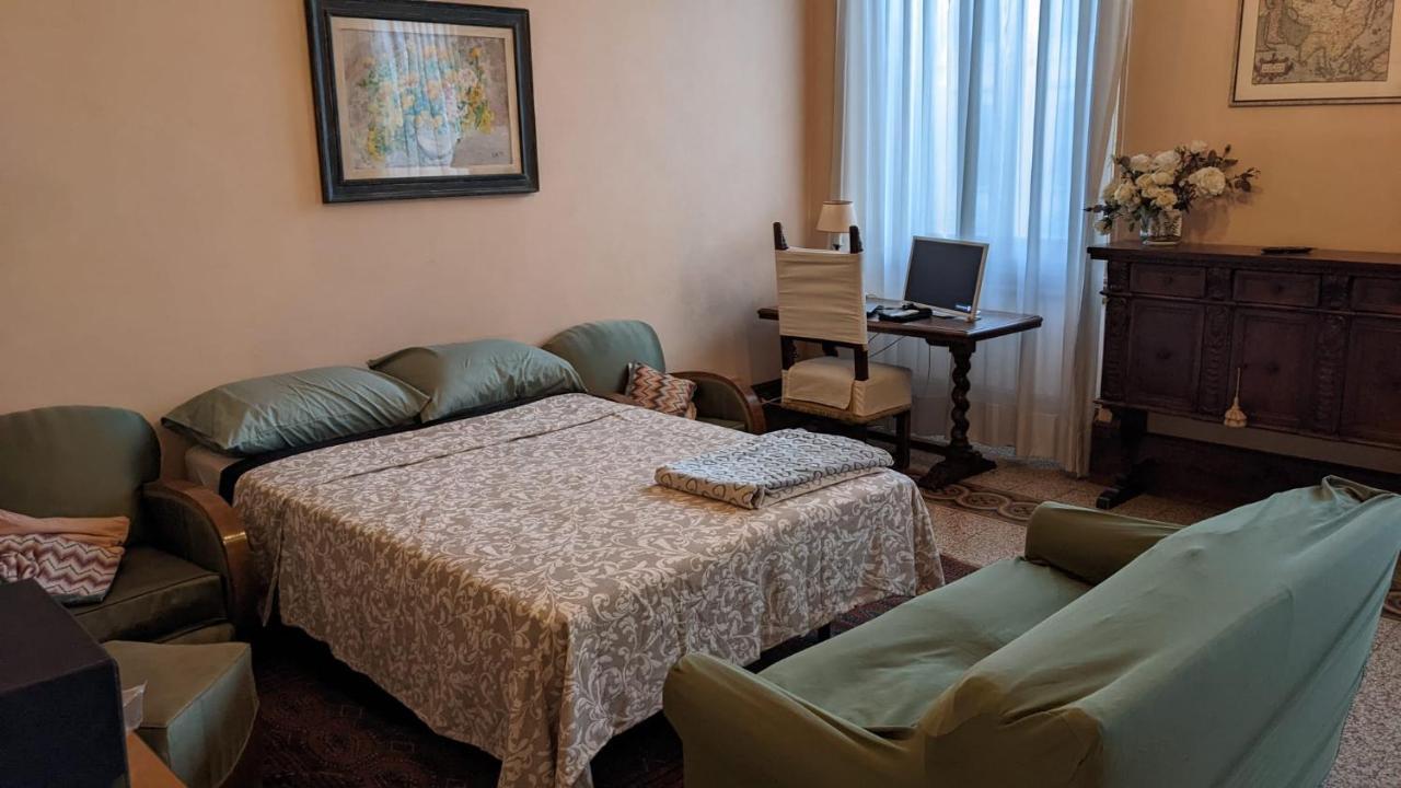 Double Bedroom In Beautiful 30'S Style Apartment フィレンツェ エクステリア 写真